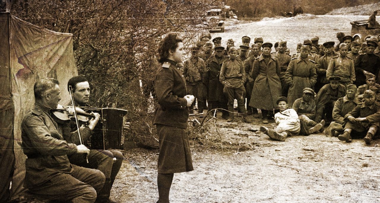 Выступление фронтовой бригады на передовой. фронтовая бригада, концерт на войне, ВОВ, солдаты слушают музыку, артисты на фронте, черно-белое фото войны